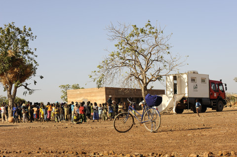 fred bourcier photographe reportage renault trucks burkina faso ambulance de brousse 01