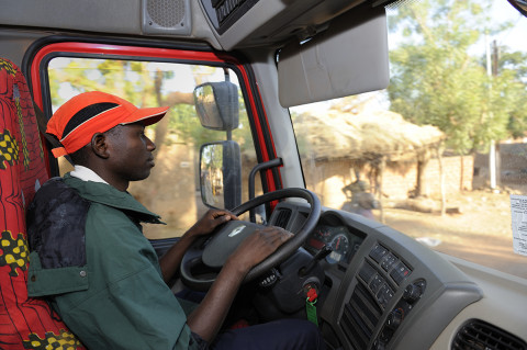 fred bourcier photographe reportage renault trucks burkina faso ambulance de brousse 02