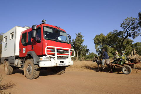 fred bourcier photographe reportage renault trucks burkina faso ambulance de brousse 03