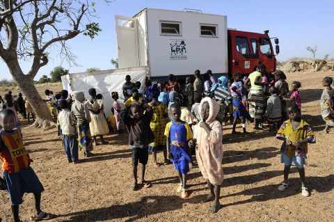 fred bourcier photographe reportage renault trucks burkina faso ambulance de brousse 07