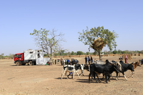 fred bourcier photographe reportage renault trucks burkina faso ambulance de brousse