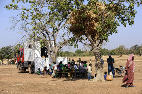 visite médicale dans la brousse au burkina faso pour l'association enfants du monde reportage photo fred bourcier