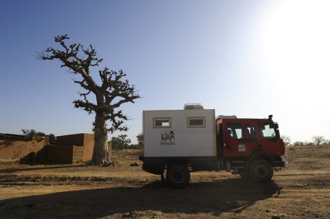 reportage médecin itinérant dans la brousse au nord du Burkina Faso soins médicaux enfants association enfant du monde ambulance 4x4 renault trucks photos fred bourcier