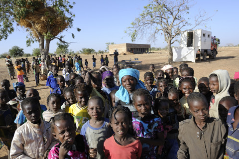 reportage photo attente consultation médecin itinérant dans la brousse au nord du Burkina Faso soins médicaux enfants association enfant du monde ambulance renault trucks photos fred bourcier