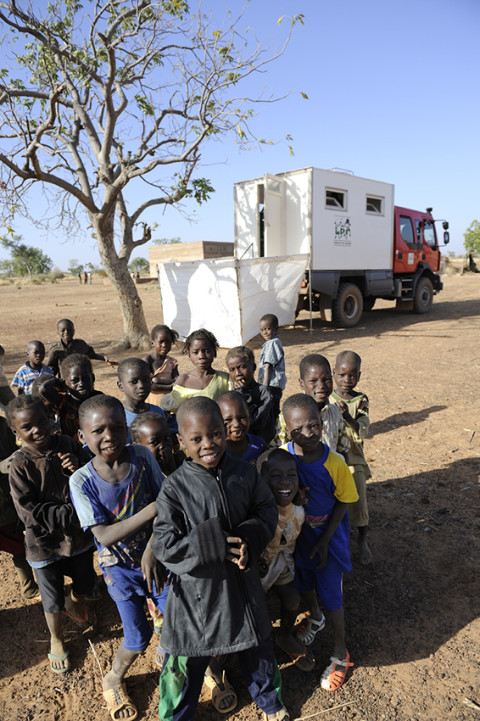 reportage photo attente consultation médecin itinérant dans la brousse au nord du Burkina Faso soins médicaux enfants association enfant du monde ambulance renault trucks photos fred bourcier