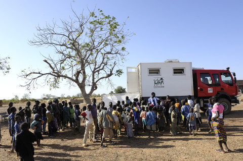 attente pour une consultation médecin itinérant dans la brousse au nord du Burkina Faso soins médicaux enfants association enfant du monde photos fred bourcier