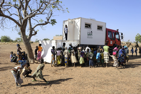 reportage photo attente pour une consultation médecin itinérant dans la brousse au nord du Burkina Faso soins médicaux enfants photos fred bourcier