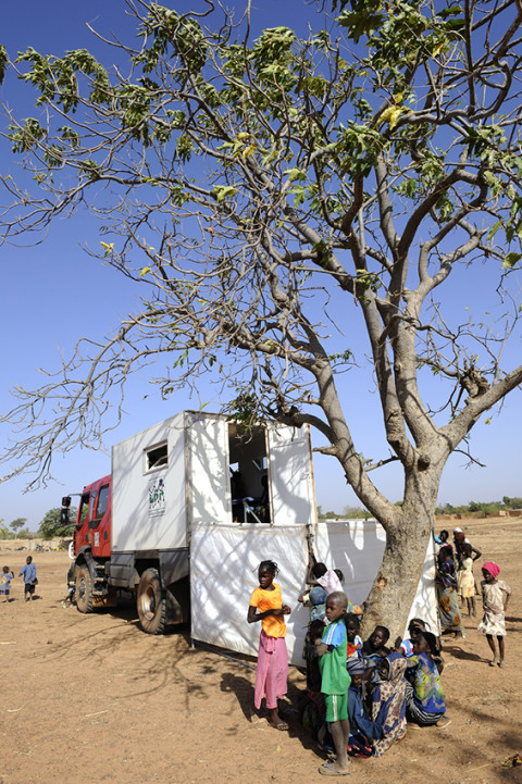 reportage photo attente pour une consultation médecin itinérant dans la brousse au nord du Burkina Faso soins médicaux enfants photos fred bourcier