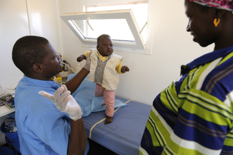 reportage médecin itinérant dans la brousse au nord du Burkina Faso soins médicaux enfants photos fred bourcier