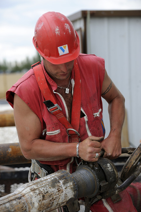 reportage homme manipulant tube de forage site pétrolier photo fred bourcier