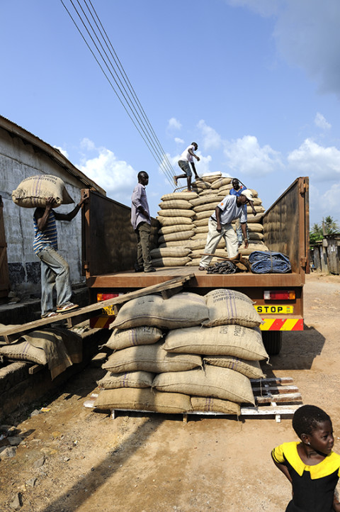 fred bourcier photographe reportage renault trucks ghana transport cacao 11