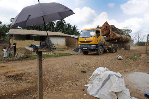 fred bourcier photographe reportage renault trucks ghana transport grumes bois 09