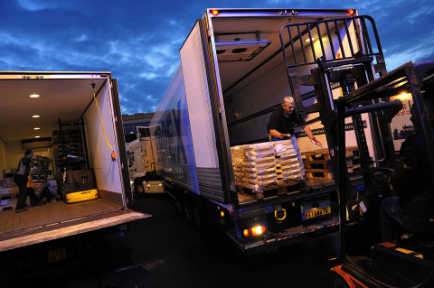 fred bourcier photographe reportage renault trucks livraison transport frigorifique marche rungis 07