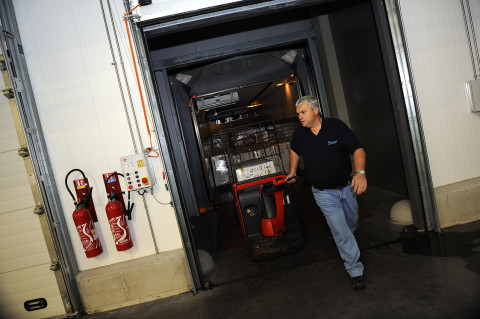 reportage fred bourcier photo chauffeur livreur chargeant son camion