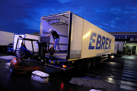 déchargement d'un camion Renault trucks au marche de gros de Rungis reportage photo fred bourcier