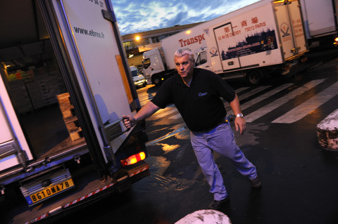 photo chauffeur livreur tôt le matin au marche de Rungis photographe fred bourcier