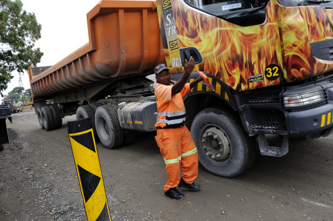 fred bourcier photographe reportage renault trucks transport bennes graviers south Africa 02