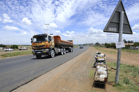 fred bourcier photographe reportage renault trucks transport bennes graviers south Africa 07