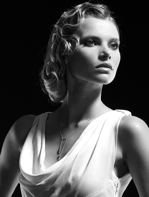photographe fred bourcier portrait femme en noir et blancheur catalogue maty bijoux