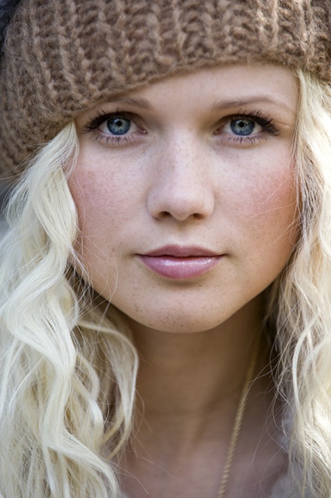 prise de vue beauté extérieur femme nature avec un bonnet photographe fred bourcier