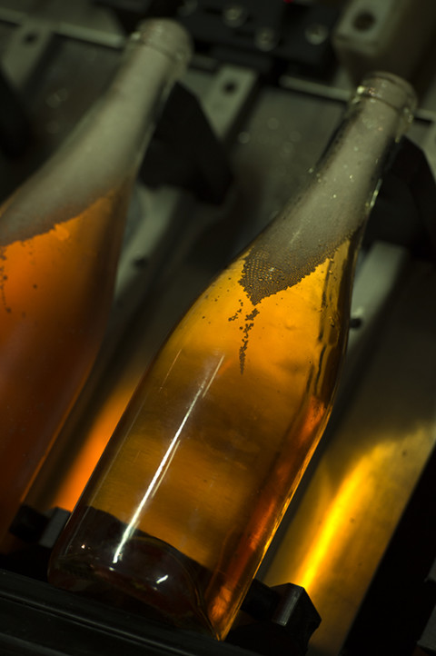 photo gros plan bouteilles et bulles de champagne Legret avant mise en place du bouchon reportage fred bourcier