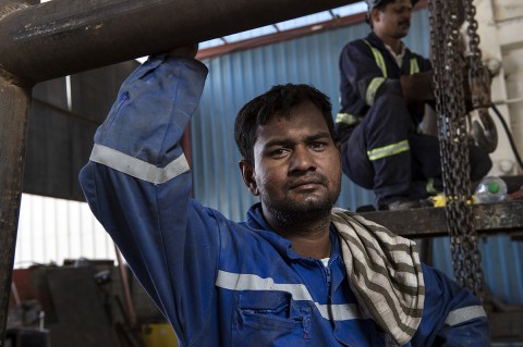 portrait photo fred bourcier reportage émirats arabes renault trucks garage